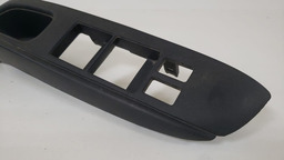 MOLDURA BOTÃO DIANTEIRO ESQUERDO NISSAN VERSA 2012 A 2019
