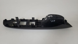 MOLDURA BOTÃO DIANTEIRO ESQUERDO NISSAN VERSA 2012 A 2019