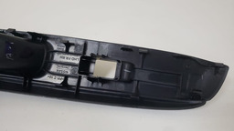 MOLDURA BOTÃO DIANTEIRO DIREITO NISSAN VERSA 2012 A 2019