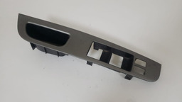 MOLDURA BOTÃO DIANTEIRO ESQUERDO NISSAN LIVINA 2008 A 2012