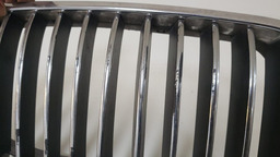 GRADE DIANTEIRA LADO DIREITO BMW 535I 2014 2015 COM DETALHE PRETO