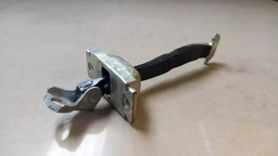 LIMITADOR PORTA TRASEIRA DIREITA TOYOTA HILUX SW4 2017 -2018