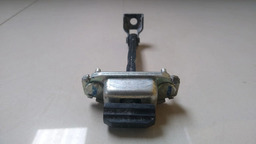 LIMITADOR DE PORTA TRASEIRA ESQUERDA CHEVROLET S10 2015 (1 )