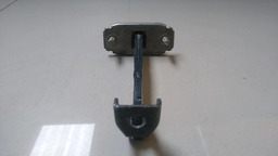 LIMITADOR DE PORTA TRASEIRA ESQUERDA CHEVROLET S10 2015 (1 )