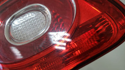 LANTERNA TAMPA LADO ESQUERDO VW TIGUAN 2009 A 2011 LED ESQUERDO/MOTORISTA VERMELHO