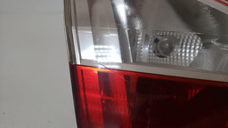 LANTERNA TAMPA LADO ESQUERDO RENAULT FLUENCE 2011 A 2018 ESQUERDO/MOTORISTA VERMELHO