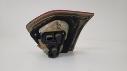 LANTERNA TAMPA LADO ESQUERDO RENAULT FLUENCE 2011 A 2018 ESQUERDO/MOTORISTA VERMELHO