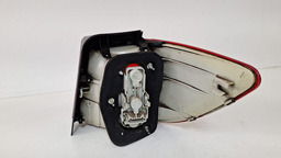 LANTERNA ESQUERDA MERCEDES B180 1.8 2008 A 2010 (1) ESQUERDO/MOTORISTA VERMELHO