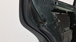 PORTA TRASEIRA ESQUERDA  VW POLO 2002 A 2014 COM DETALHE ESQUERDO PRETO