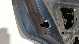 PORTA TRASEIRA ESQUERDA GM ASTRA 1999 A 2012 COM DETALHE ESQUERDO PRETO