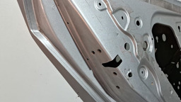 PORTA TRASEIRA ESQUERDA GM ONIX/PRISMA 2013 A 2019 DETALHE ESQUERDO PRATEADO