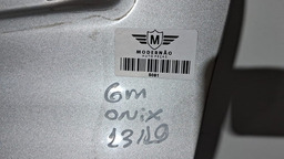 PORTA TRASEIRA ESQUERDA GM ONIX/PRISMA 2013 A 2019 DETALHE ESQUERDO PRATEADO