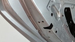 PORTA TRASEIRA ESQUERDA GM COBALT 2012 A 2021 COM DETALHE ESQUERDO PRATEADO