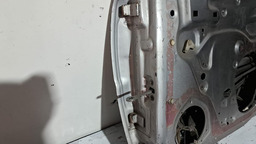 PORTA TRASEIRA DIREITA GM VECTRA 1997 A 2005 COM DETALHE DIREITO PRATEADO