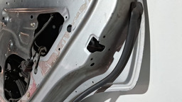 PORTA TRASEIRA DIREITA GM VECTRA 1997 A 2005 COM DETALHE DIREITO PRATEADO