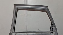 PORTA TRASEIRA DIREITA GM VECTRA 1997 A 2005 COM DETALHE DIREITO PRATEADO