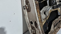 PORTA TRASEIRA DIREITA VW SANTANA 1996 A 2005 COM DETALHE DIREITO BRANCO