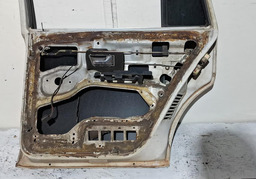 PORTA TRASEIRA DIREITA VW SANTANA 1996 A 2005 COM DETALHE DIREITO BRANCO