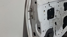 PORTA DIANTEIRA DIREITA NISSAN MARCH 2011 A 2020COOM DETALHE DIREITO BRANCO