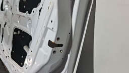 PORTA DIANTEIRA DIREITA NISSAN MARCH 2011 A 2020COOM DETALHE DIREITO BRANCO