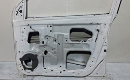 PORTA DIANTEIRA DIREITA NISSAN MARCH 2011 A 2020COOM DETALHE DIREITO BRANCO