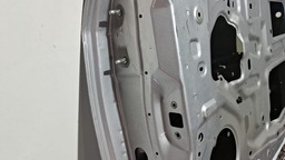 PORTA DIANTEIRA DIREITA NISSAN VERSA 2013 A 2018 COM DETALHE DIREITO PRATEADO