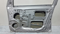 PORTA DIANTEIRA DIREITA NISSAN VERSA 2013 A 2018 COM DETALHE DIREITO PRATEADO