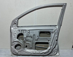 PORTA DIANTEIRA DIREITA NISSAN VERSA 2013 A 2018 COM DETALHE DIREITO PRATEADO