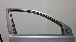 PORTA DIANTEIRA DIREITA NISSAN VERSA 2013 A 2018 COM DETALHE DIREITO PRATEADO