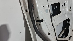 PORTA DIANTEIRA ESQUERDO TOYOTA RAV 4 2006 A 2012COM DETALHE BRANCO