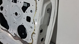 PORTA DIANTEIRA ESQUERDO FIAT MOBI 2016 A 2024 COM DETALHE BRANCO