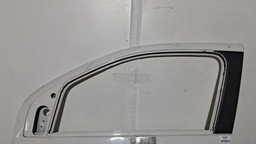 PORTA DIANTEIRA ESQUERDO FIAT MOBI 2016 A 2024 COM DETALHE BRANCO