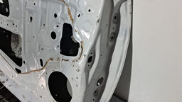 PORTA DIANTEIRA ESQUERDO TOYOTA YARIS 2018 A 2024 C/DETALHE PRATEADO