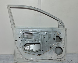 PORTA DIANTEIRA ESQUERDO TOYOTA YARIS 2018 A 2024 C/DETALHE PRATEADO