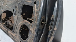 PORTA DIANTEIRA ESQUERDA GM OMEGA 1992 A 1996 COM DETALHE PRETO