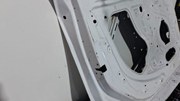 PORTA DIANTEIRA ESQUERDA GM TRACKER 2021 A 2024 COM DETALHE ESQUERDO BRANCO