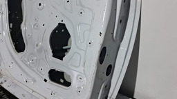 PORTA DIANTEIRA ESQUERDA GM TRACKER 2021 A 2024 COM DETALHE ESQUERDO BRANCO