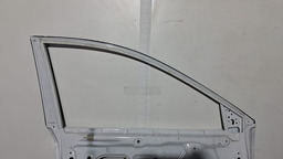 PORTA DIANTEIRA ESQUERDA GM TRACKER 2021 A 2024 COM DETALHE ESQUERDO BRANCO