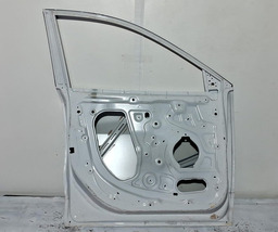 PORTA DIANTEIRA ESQUERDA GM TRACKER 2021 A 2024 COM DETALHE ESQUERDO BRANCO