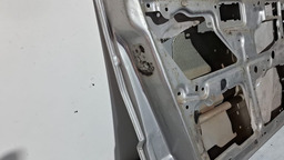 PORTA DIANTEIRA ESQUERDA FIAT UNO 2004 A 2013 COM DETALHE ESQUERDO PRATEADO