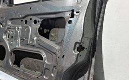 PORTA DIANTEIRA DIREITA GM CORSA JOY 2002 A 2012 COM DETALHE DIREITO CINZA