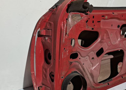 PORTA DIANTEIRA DIREITA GM ASTRA 1993 A 1997 COM DETALHE DIREITO VERMELHO