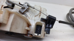 FECHADURA TRASEIRA DIREITA MERCEDES SPRINTER 417 23 2024 (1)