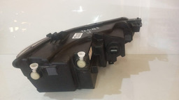 FAROL ESQUERDO TRACKER 2020 A 2025 COM DETALHE 