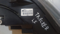 FAROL ESQUERDO TRACKER 2020 A 2025 COM DETALHE 