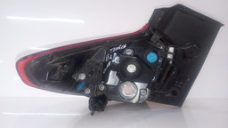 LANTERNA TRASEIRA ESQUERDA TRACKER 2020 A 2025 (CANTO) C/LED