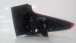 LANTERNA TRASEIRA ESQUERDA TRACKER 2020 A 2025 (CANTO) C/LED