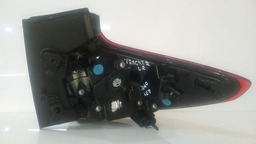 LANTERNA TRASEIRA ESQUERDA TRACKER 2020 A 2025 (CANTO) C/LED