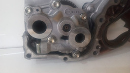 TAMPA FRONTAL BOMBA DE ÓLEO TOYOTA HILUX 2.8 2022 DIESEL (1)