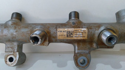 FLAUTA DIREITA DO BICO INJETOR VW AMAROK 3.0 V6 2019 A 2024